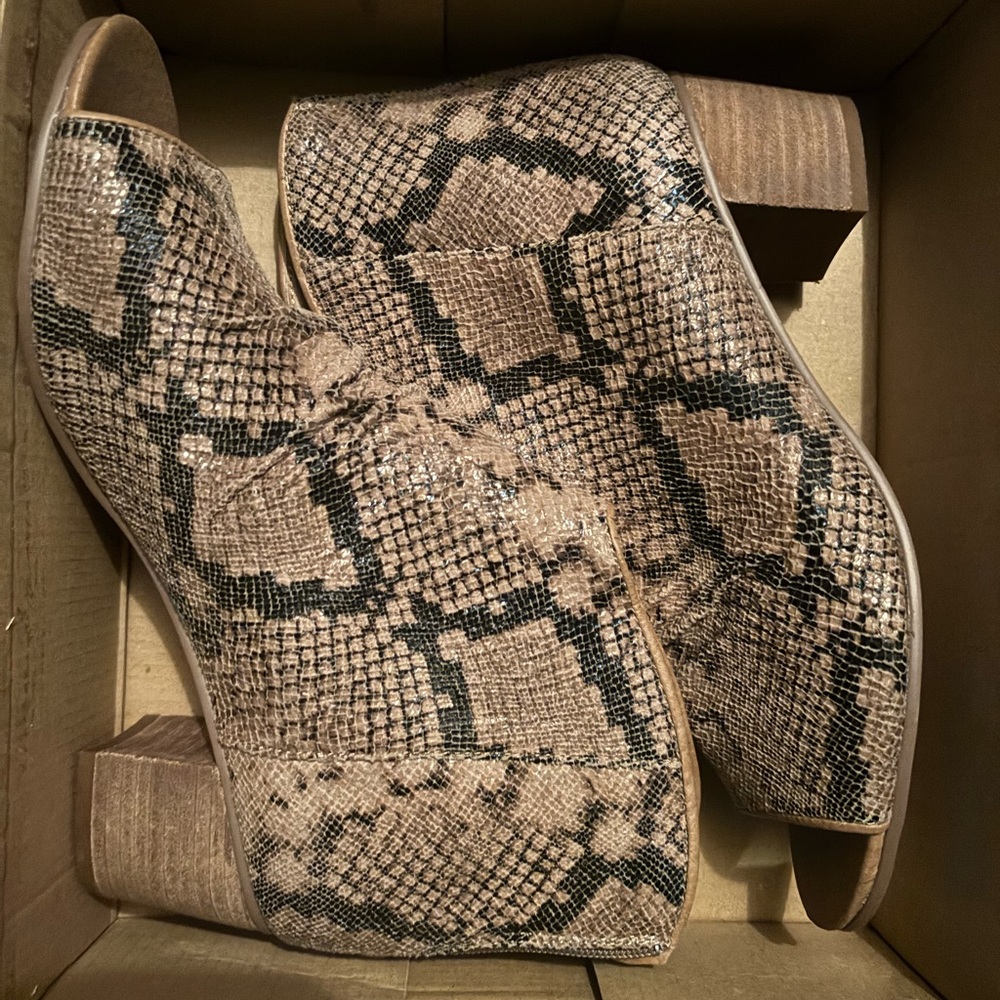 Bandolino Beige and Black Snakeskin Ankle Booties